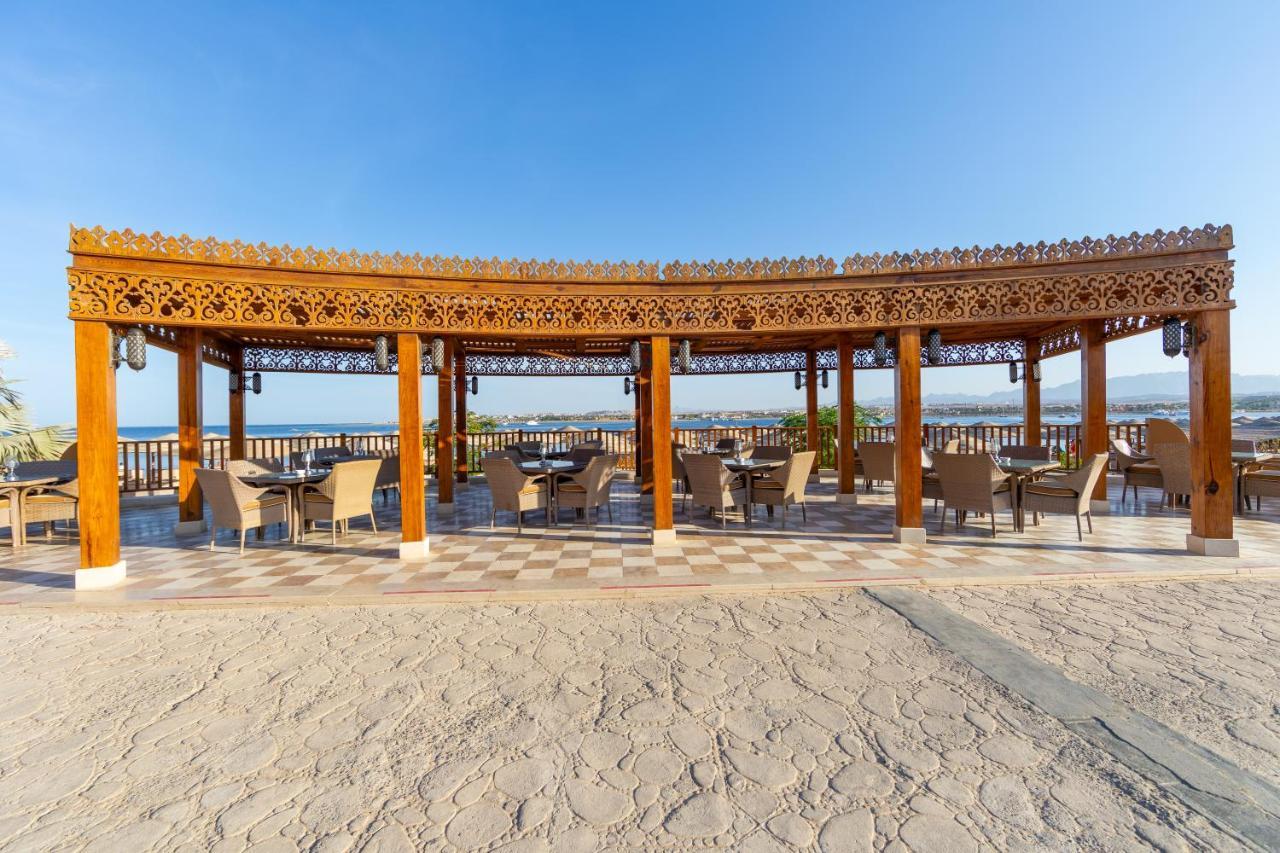 Grand Waterworld Makadi Family Star - Couples And Families Only Otel Hurgada Dış mekan fotoğraf The beach at the hotel