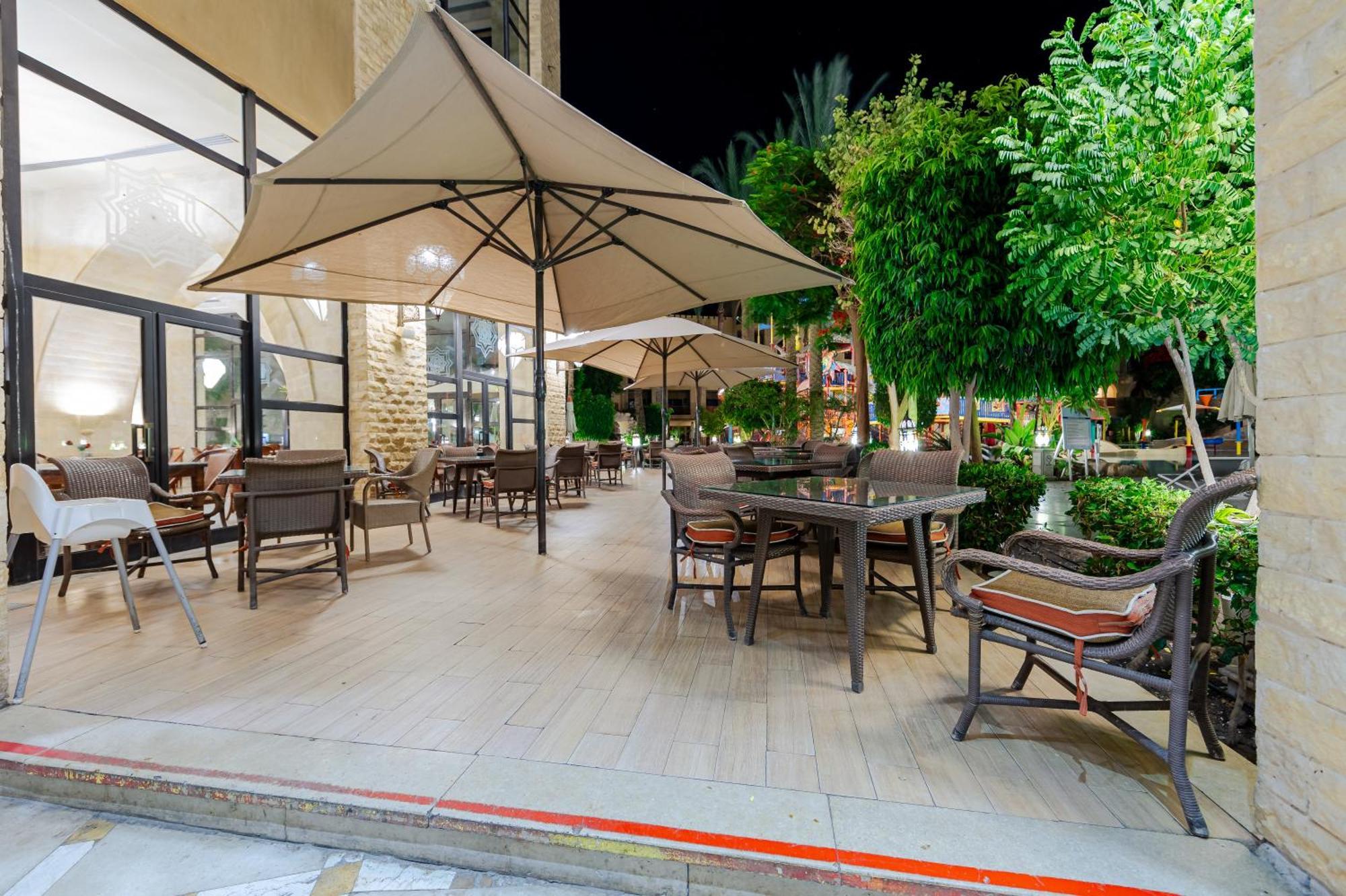 Grand Waterworld Makadi Family Star - Couples And Families Only Otel Hurgada Dış mekan fotoğraf The hotel's outdoor dining area